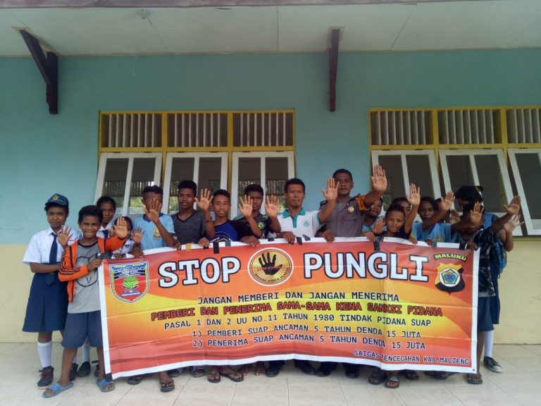 Sosialisasi Saber Pungli, Bhabinkamtibmas Desa Siatele di Sekolah SMP SATAP Desa Siatele Kecamatan Seram Utara