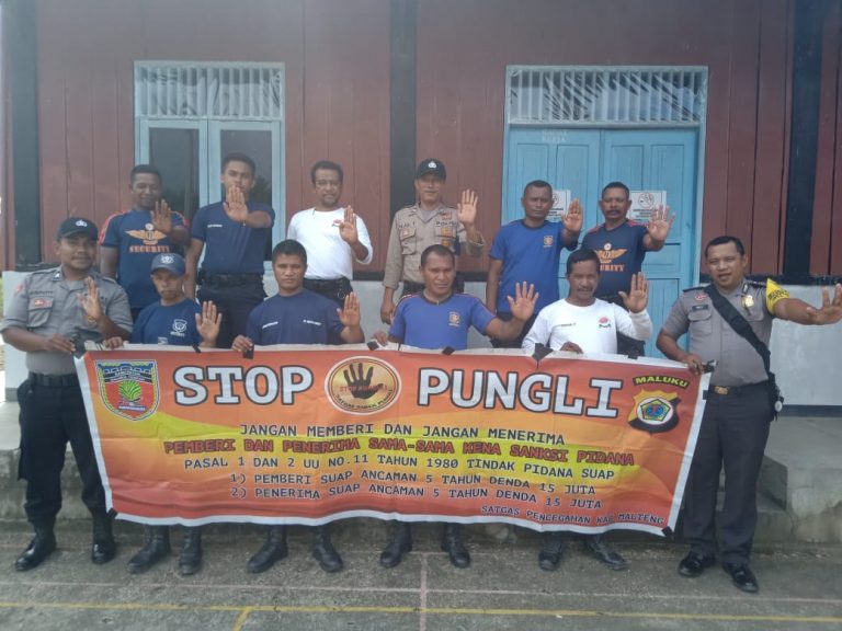 Sosialisasi Saber Pungli, Bhabinkamtibmas Desa Adm Waiasih di Kantor Nusa Ina Grup Kecamatan Seram Utara Timur Kobi