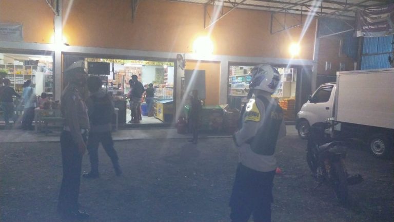 antisipasi kerawanan kamtibmas di kecamatan TNS, polsek waipia dilakukan patroli malam