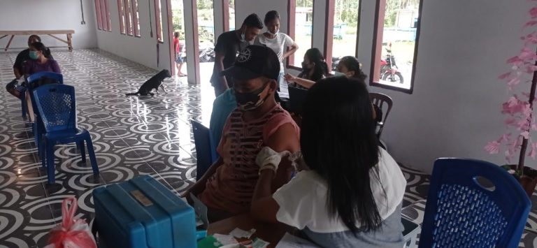 Bhabinkamtibmas Polsek Waipia Laksanakan Pengamanan Giat Vaksinasi Covid-19 Di Negeri Kokroman, Kecamatan TNS