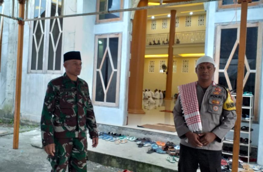 POLRES MALTENG : Bhabinkamtibmas Amankan Sholat Jum’at Di Masjid Hatta Syahril Desa Nusantara Kec. Banda