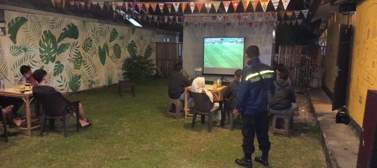 Nonton Bareng, Bhabinkamtibmas Imbau Warga Tidak Jadikan Piala Dunia Sebagai Ajang Taruhan