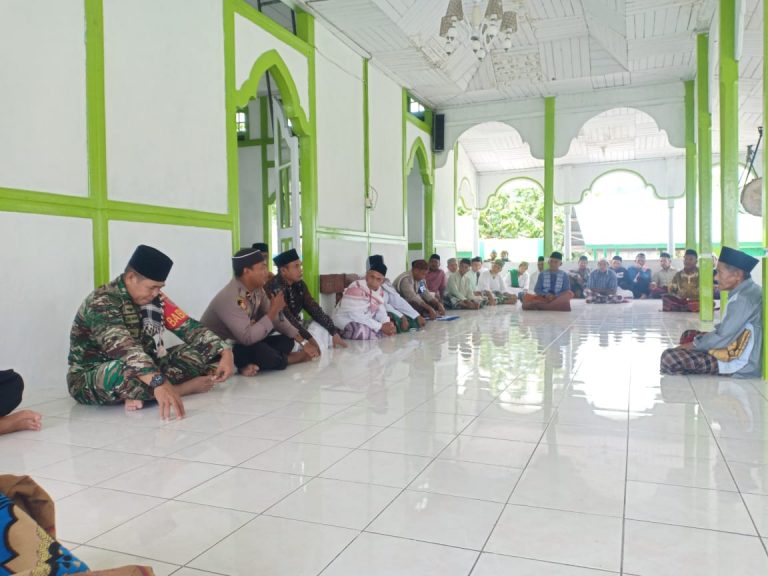 Jumat Curhat, Kapolsek Telutih Dengar Keluhan Warga Di Masjid