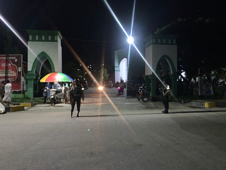 Beri Rasa Aman, Personel Polres Malteng Lakukan Pam Sholat Tarawih di Masjid