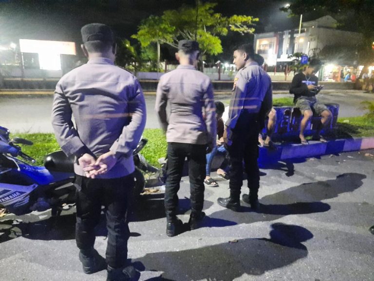 Patroli Malam, Polisi Berikan Himbauan Kepada Para Remaja