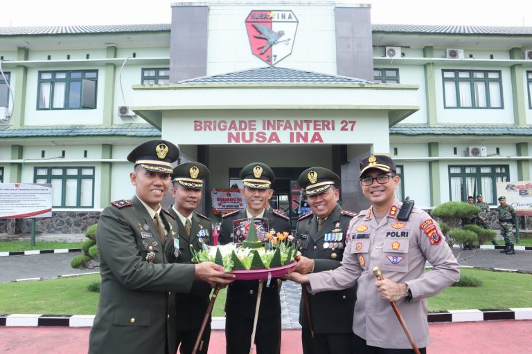 Kapolres Malteng berikan nasi tumpeng kepada personel TNI