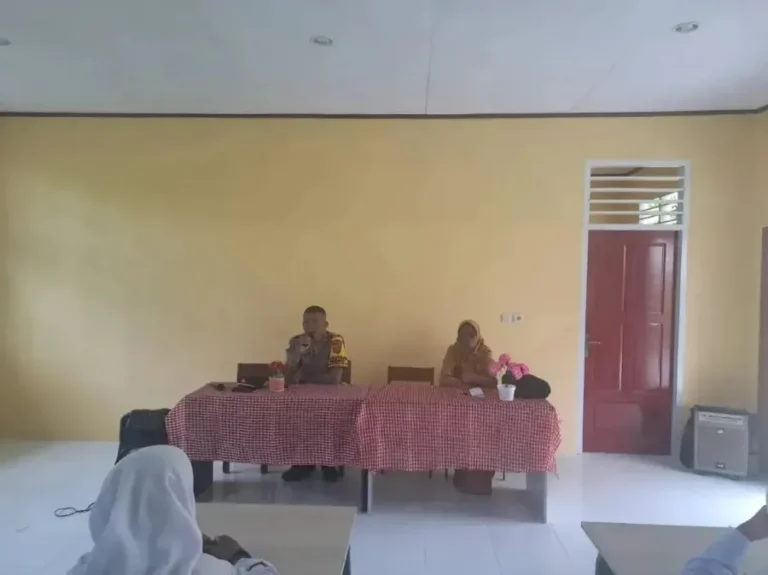 Kasat Binmas Gelar Jumat Curhat Di SMP Negeri 59 Maluku Tengah
