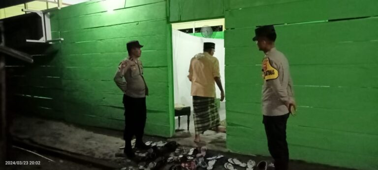 Personil Polsek Wahai Melaksanakan Pengamanan ibadah Sholat Tarawih