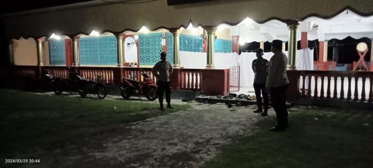 Personil Polsek Wahai Melaksanakan Pengamanan ibadah Sholat Tarawih