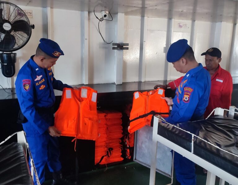Satpolairud Polres Malteng Periksa Alat Keselamatan Di Kapal Ferry Demi Keselamatan Pelayaran