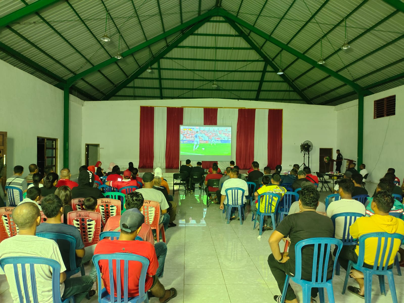 Melalui Nobar, Polres Malteng Bersama Masyarakat Kota Masohi Antusias Dukung Timnas U23 Di Semi Final AFC Cup