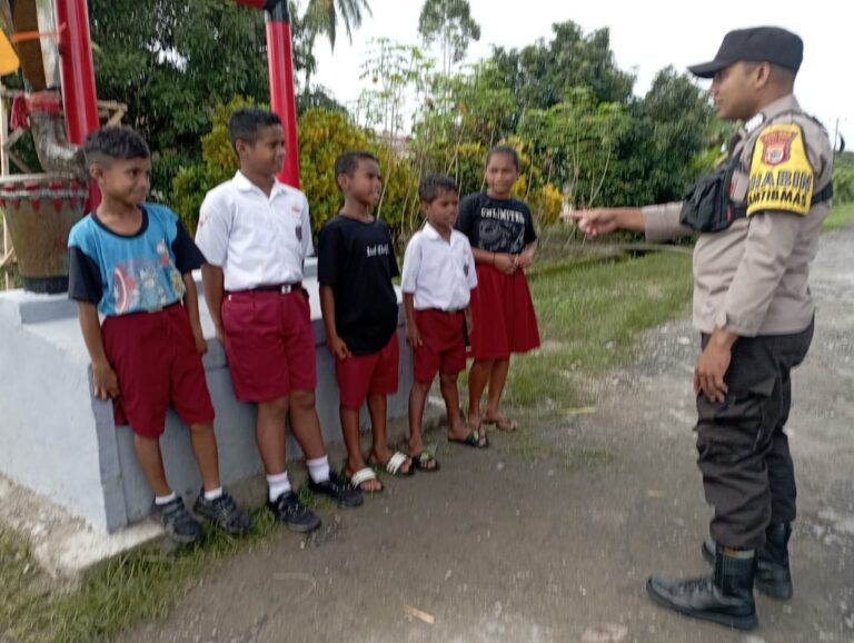 Bhaninkamtibmas Negeri Nua Nea Sampaikan Penyuluhan Kepada Anak-Anak